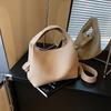 Today's popular portable bucket bag women's new fashion retro shoulder bag daily commuter messenger bag