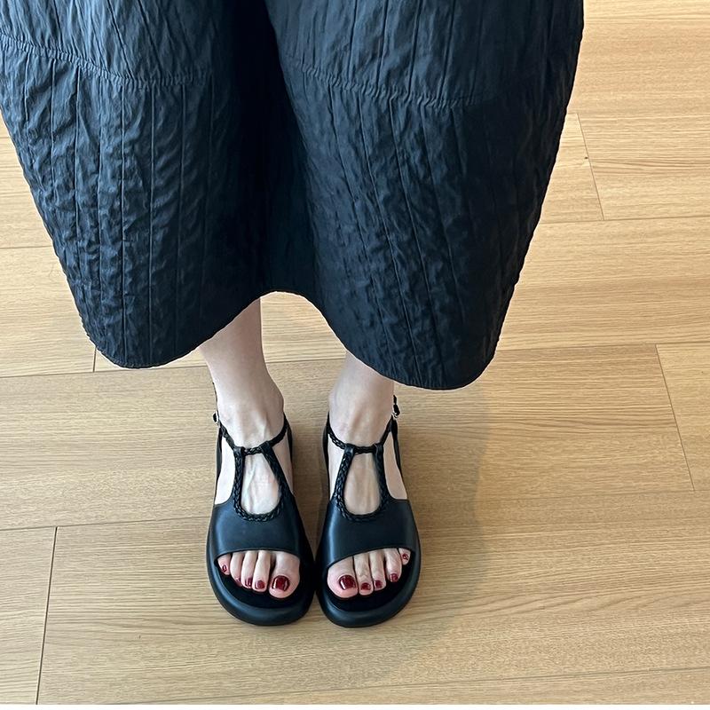 Great and Easy To Wear Without Tiring Feet Retro Woven Soft Sole Casual Outside Wearing Flat Sandals for Women In Summer New Thick-soled Roman Shoes