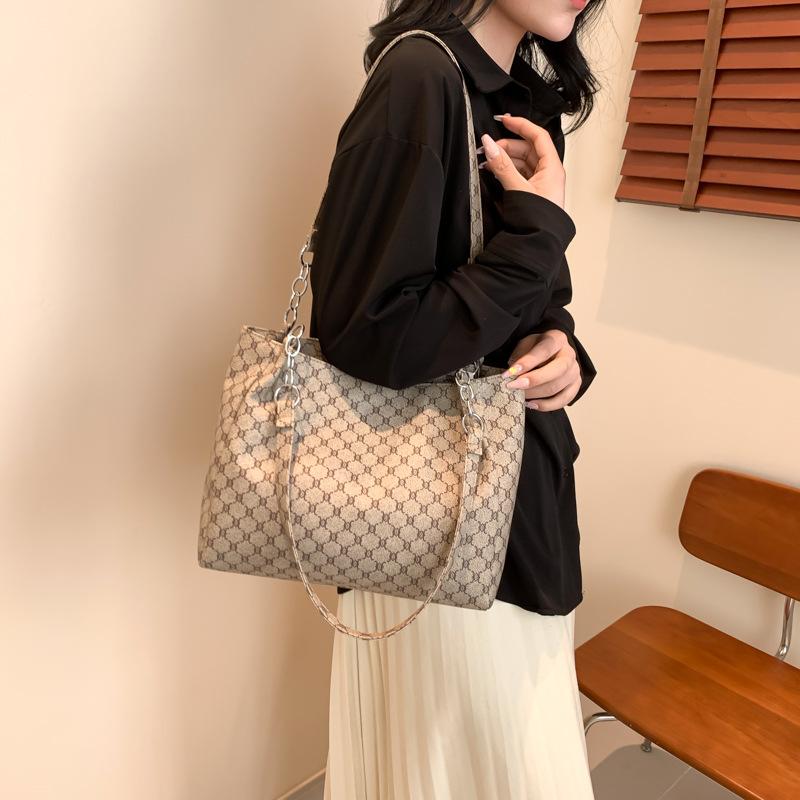 Large Capacity Bag Tote Women's Bag High-end and Fashionable Retro New Shoulder Bag New Casual Commuter Bag