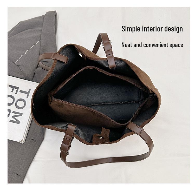 Korean-Style Trendy Mylar Women's Tote: Large Capacity, Versatile Commuter Shoulder Bag for Autumn/Winter