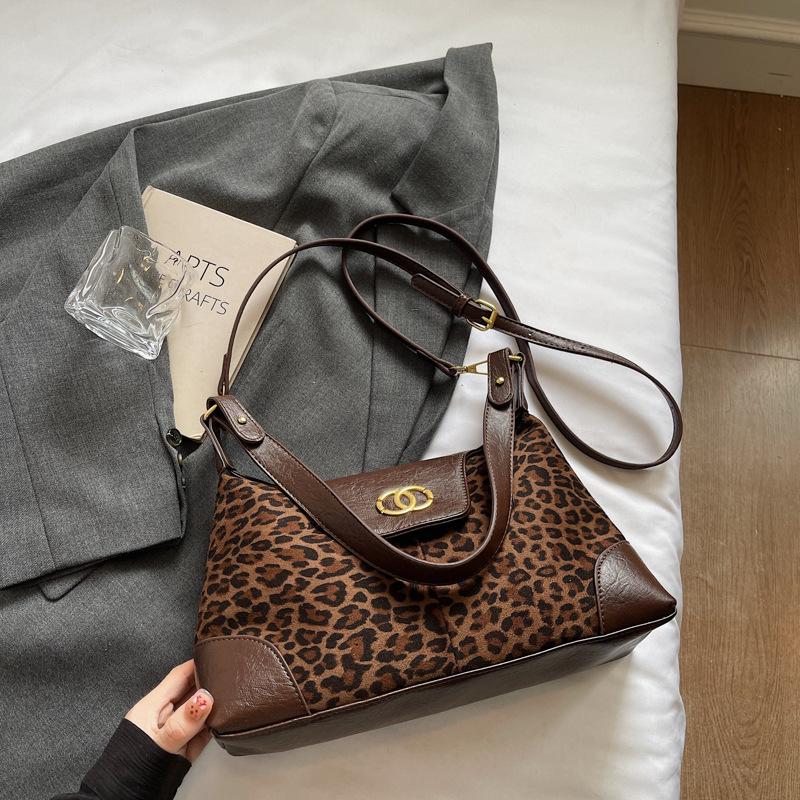 Suede bag women's large capacity 2025 new autumn and winter niche matte retro messenger bag underarm commuter bag