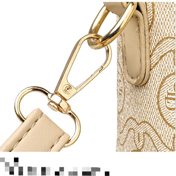 Атмосферная женская сумка-мессенджер — фото 14