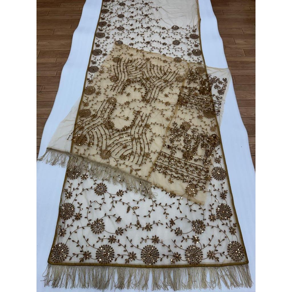 Важка вишивка бісером 5 мм та багатоколірною ниткою, виконана на сарі