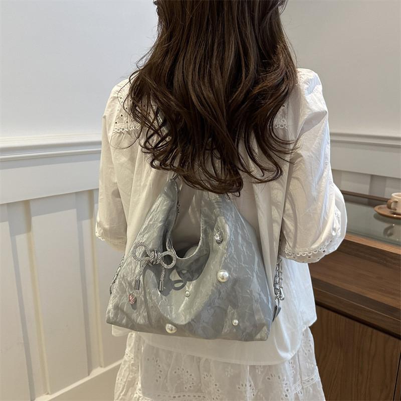 Fashionable Silver Bucket Bag With Pu Material For Daily Use And Street Style Appeal