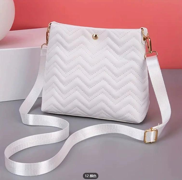 Stylish Wave Stripe Quilted Cat Pearl Pendant Decorative Simple Ladies Crossbody Bag Bag