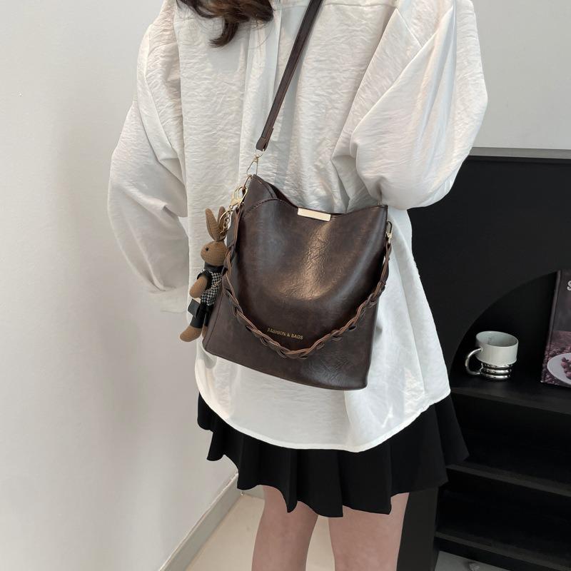 Premium Shoulder Bag Women's Spring New Trend Versatile Shoulder Bag Fashion Retro Messenger Bag