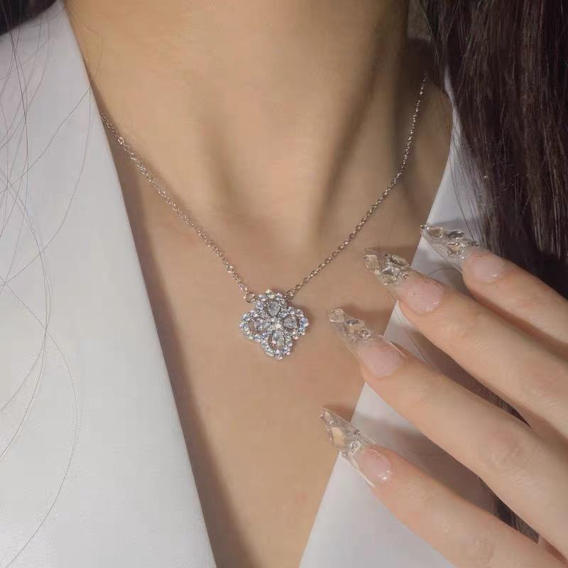 Exquisite Four-Leaf Clover Diamond Necklace – Luxurious Versatile Clavicle Chain for Women and Girls