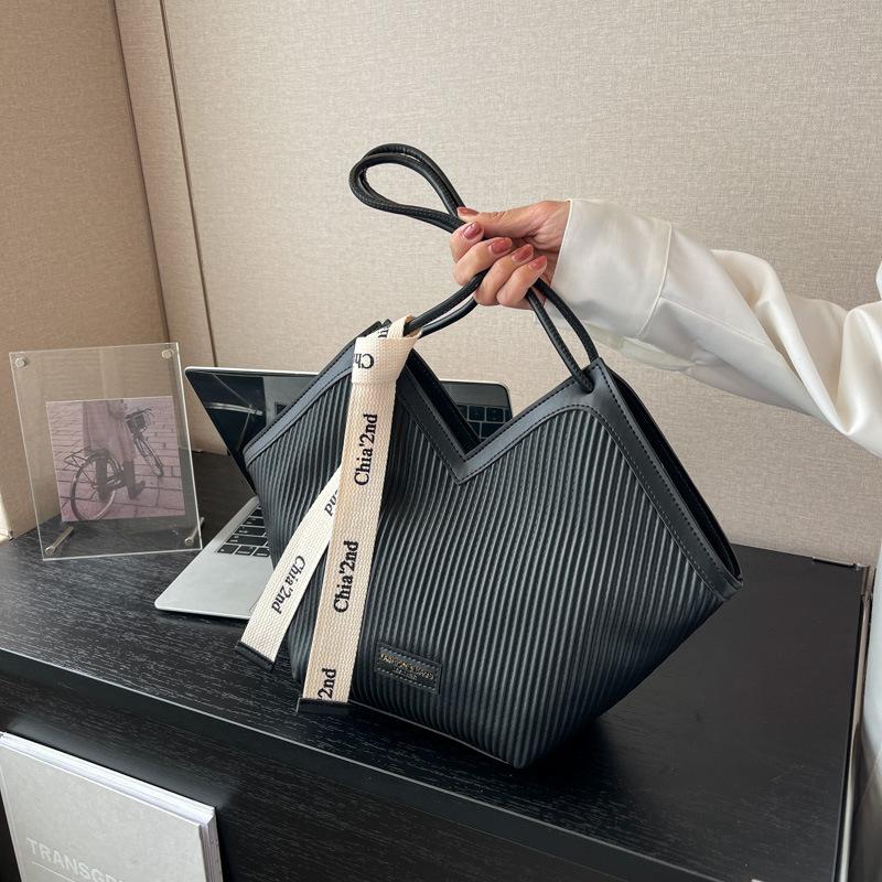 

Модная сумка подмышку женская новая универсальная сумка на плечо персонализированная вместительная текстурированная сумочка чёрный