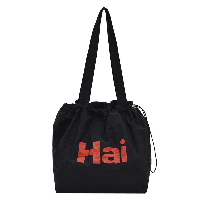 2026 Letter Print Drawstring Tote Bag for Women Large Capacity Lightweight Nyl Shoulder Bag Casual Commuter Shopping Handbag чёрный