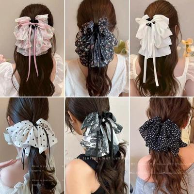 Haarklammer mit Schleife und Punkten: Elegantes Damen-Haaraccessoire