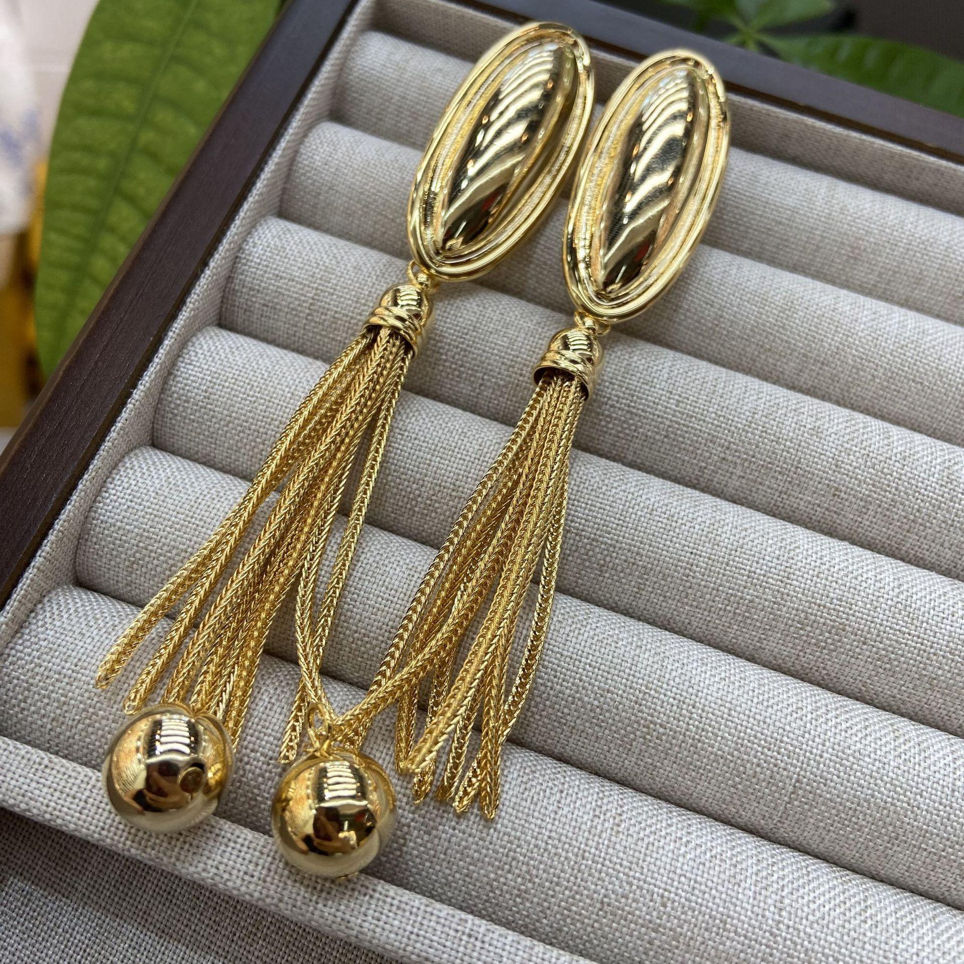

Douyin Metal Ball Tassel Sweeping Shoulder Earrings Cold Wind Temperament Earrings Geometric Oval Earrings