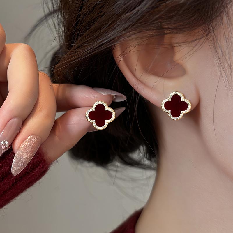 Elegant Four-Leaf Clover Stud Earrings: Versatile, Luxurious, Simple, and Exquisite for Women.