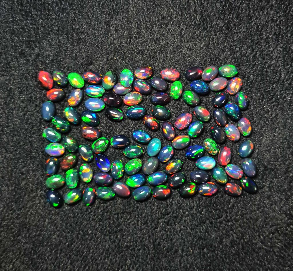 Opal Negru Etiopian Natural Multi Fire Oval Cabochon Piatră Prețioasă Liberă Lot 17 Bucăți 4*6 MM 5 CT Cabochon Opal Negru Piatră Prețioasă Pentru Realizarea Bijuteriilor