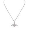 VIVIENNE WESTWOOD Mini reliéfní přívěsek Saturn Mosazný náhrdelník Unisex náhrdelník Stříbrná levandulová 63020086-02P491