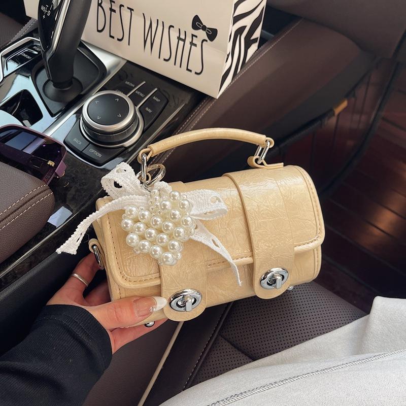 

Super Fire Messenger Bag Women s Bag 2025 New Fashion Summer Versatile Shoulder Handbag Premium Foreign Style Small Square Bag жёлтый