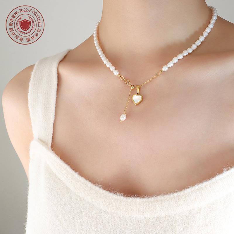 Personalisierte und kreative modische leichte Luxus-Süßwasserperlenkette mit französischem Temperament und eingelegter weißer Muschel-Herzanhänger-Halskette