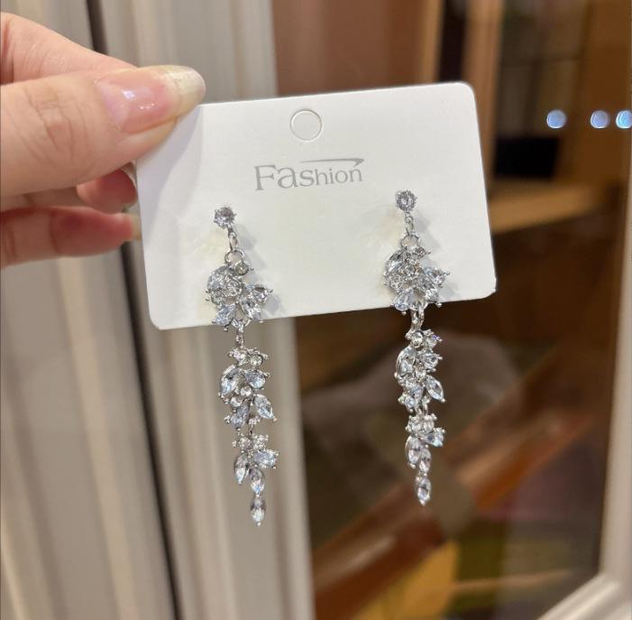 Koreanische Dongdaemun Geometrische Hängeohrringe mit Perlen - Trendige Accessoires für Frauen.