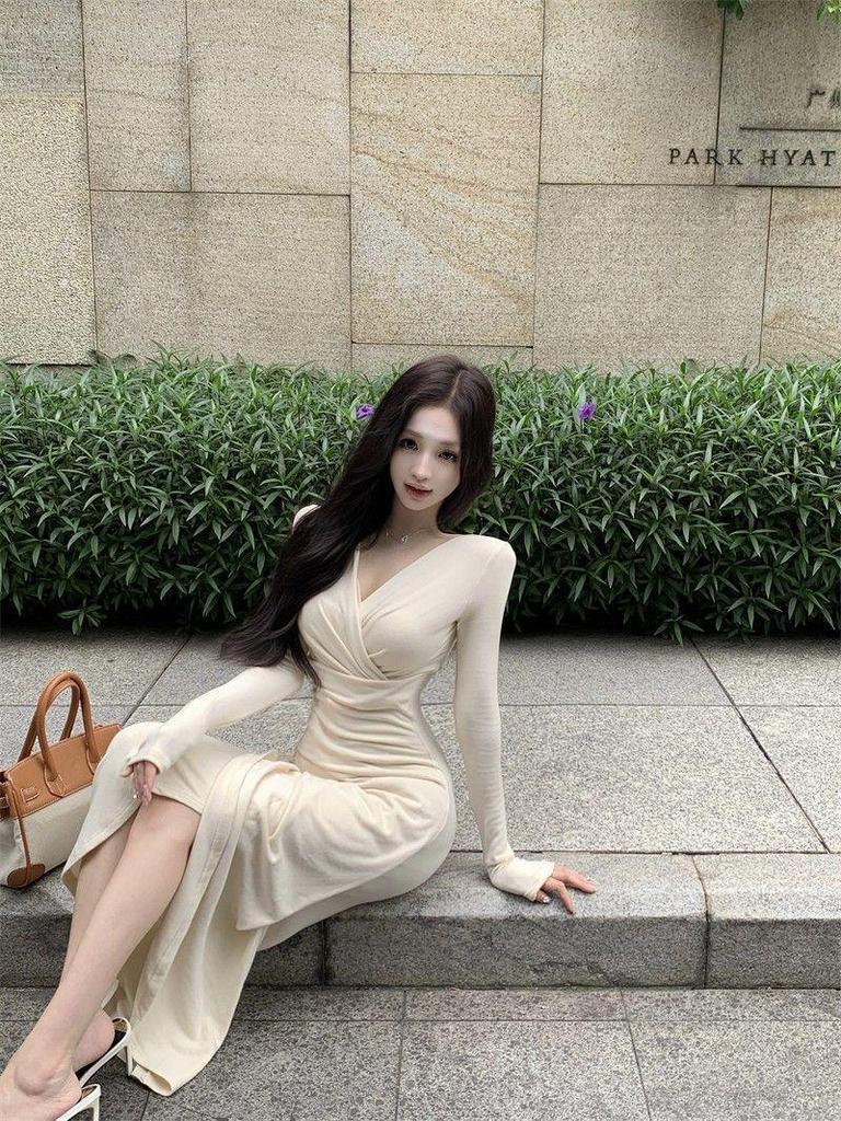 Elegant V-Neck Long-Sleeve Pleated Dress - Slim-Fit, Waist-Cinching Mid-Length Skirt for Women