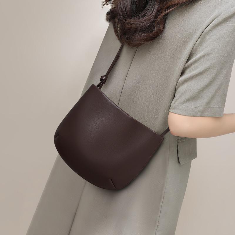 

Minimalist leather saddle bag women s new versatile messenger bag casual commuter shoulder bag underarm bag темно-коричневого