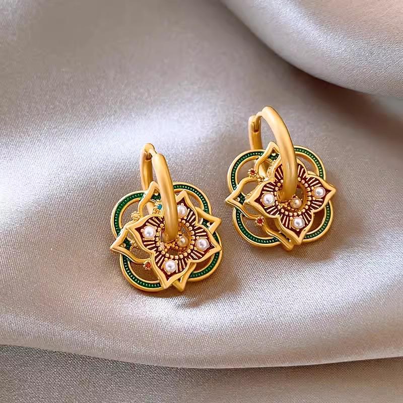 Retro Maple Leaf Zirconia Earrings: French Chic, Geometric Design, Drip Oil Finish
