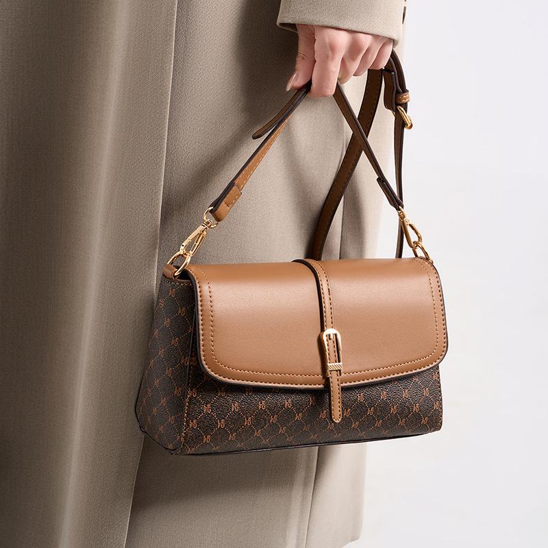 

New 2025 new simple messenger bag women s contrasting colors trendy versatile small square bag women s shoulder bag women s mother bag светло-коричневого