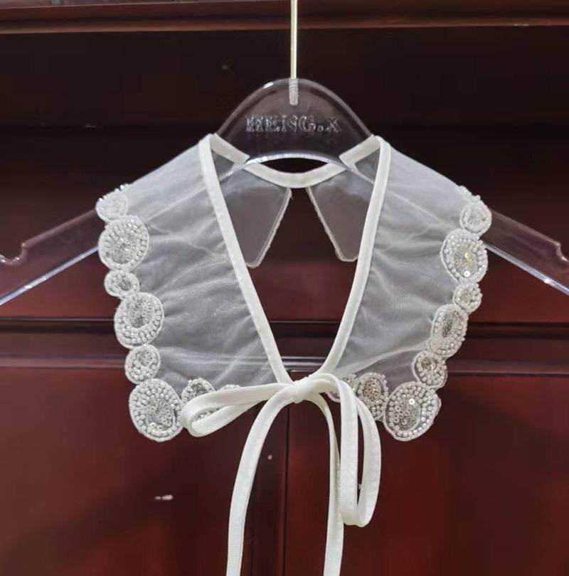 

Изысканный женский воротник из органзы с вышивкой в виде цветов