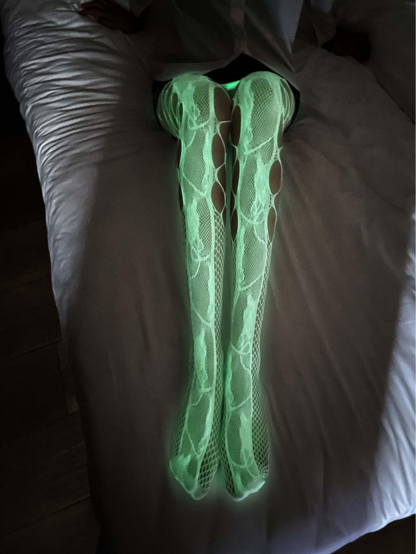 

Жіночі сяючі панчохи в сіточку на Хеллоуїн - флуоресцентний жаккардовий дизайн для сексуального дискотечного нічного клубу. One Size