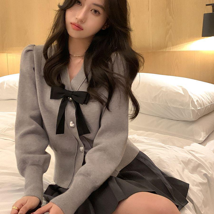 Γυναικεία Γλυκιά Πλεκτή Ζακέτα με Φιόγκο και Λαιμόκοψη V: Μοντέρνο Κοντό Στενό Φόρεμα με Μανίκια Φούσκα