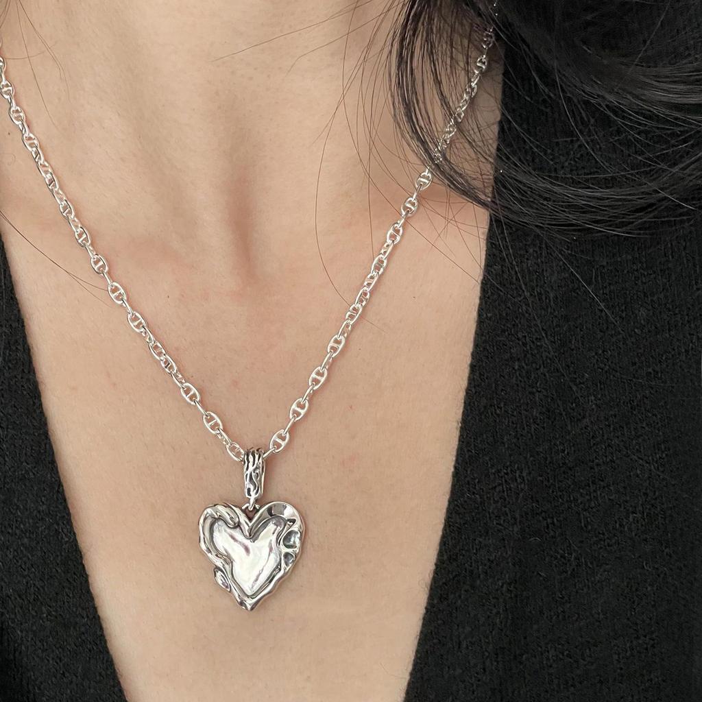 High-End Retro Heart Pendant Necklace for Women, Fashionable Clavicle Chain, Internet Celebrity Style
