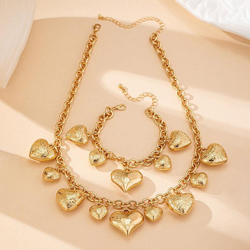 Peach Heart Pendant Necklace For Women Hip Hop Elegant Retro Holiday Party Gift Fashion Jewelry