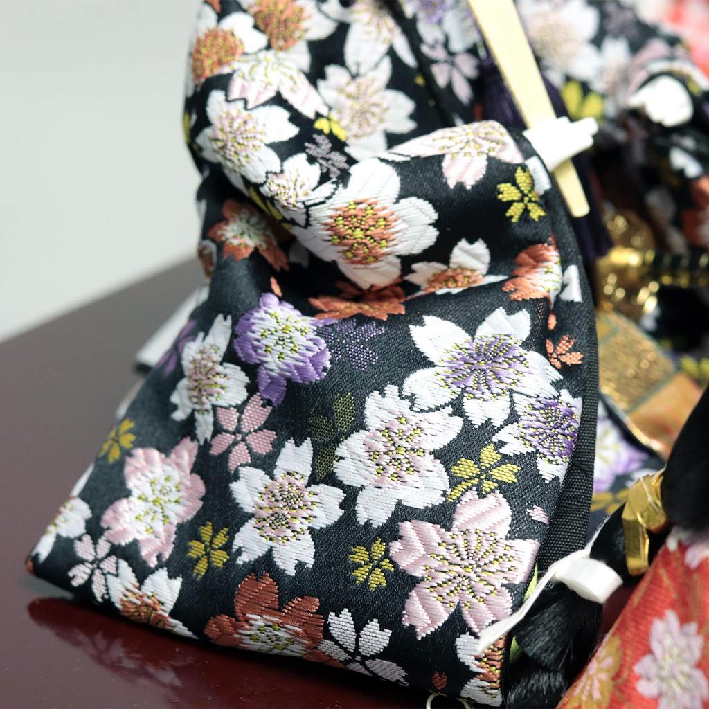 Panenka Kodomoya Hlavní obchod Dekorace na pouzdro pro panenku Hina Dekorace na pouzdro pro panenku Hina pro pět osob Šířka 58 x Hloubka 36 x Výška 40,5 cm S-2807Z