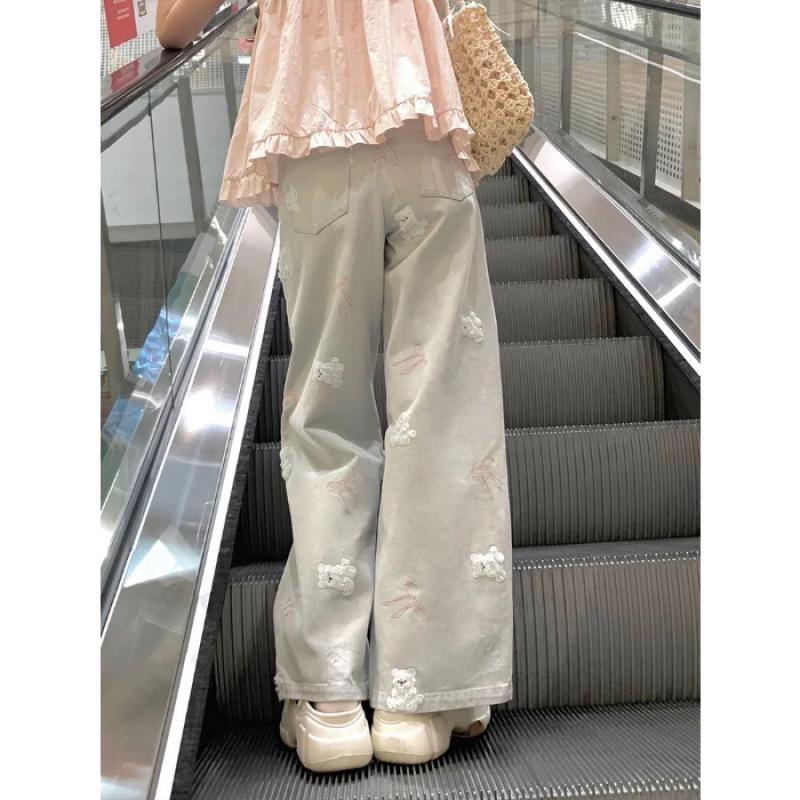 

Женские джинсы светло-голубого цвета 2024 года с вышивкой в виде плюшевого мишки - Стройнящие, Прямые, Широкие, Petite посадка для осени Small светло-синий