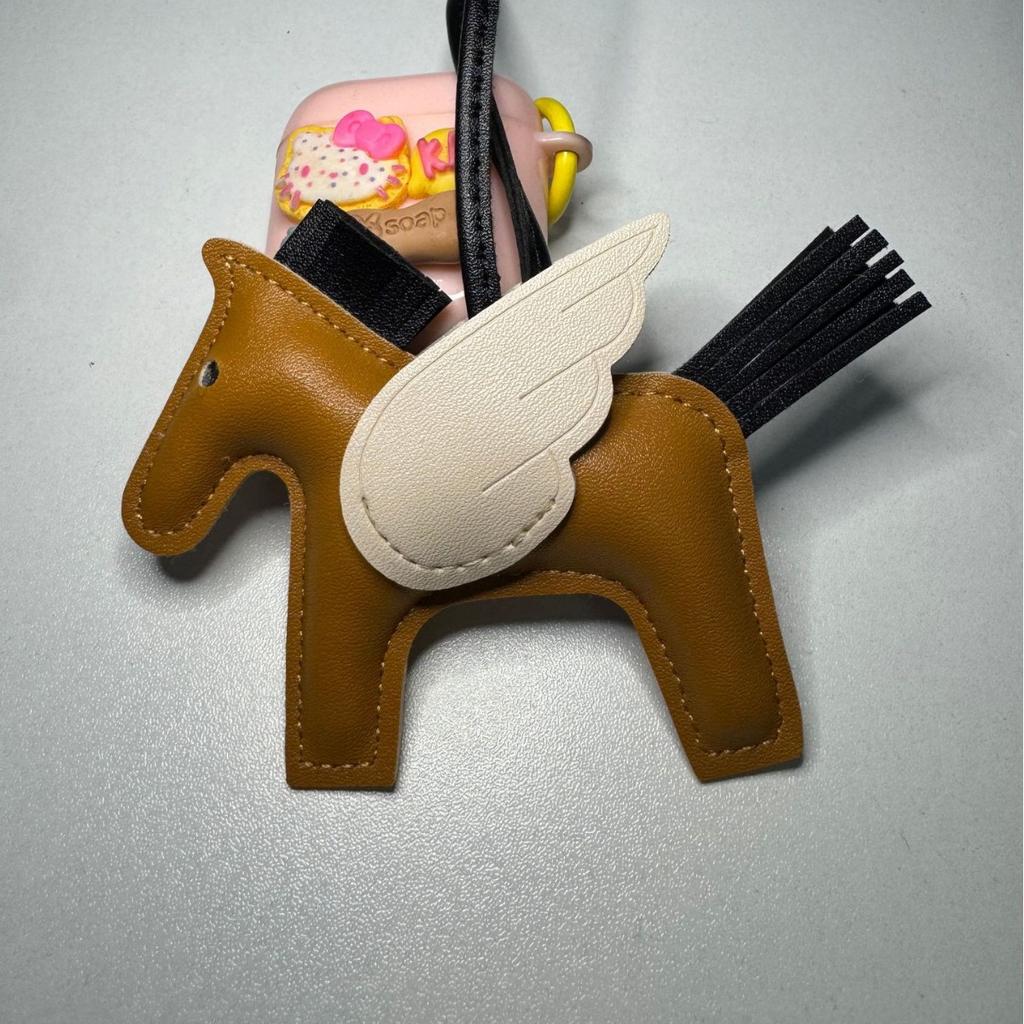 Schlüsselanhänger, kleine Pegasus-Tasche, Anhänger, PU-Leder Spiegelornament, Taschenanhänger, handgefertigter Lederpuppen-Schlüsselanhänger