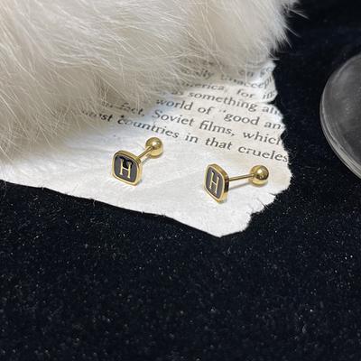Schwarze quadratische Ohrstecker mit dem Buchstaben H der Marke, schlichtes Nischendesign, exquisite und kleine Ohrringe mit Schraubknopf