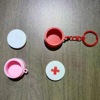 Mini Caixa de Pílulas Deslizante com Chaveiro Cápsula Símbolos da Cruz Estojo de Remédios Plástico Portátil Porta-Pílulas Uso Diário Emergências