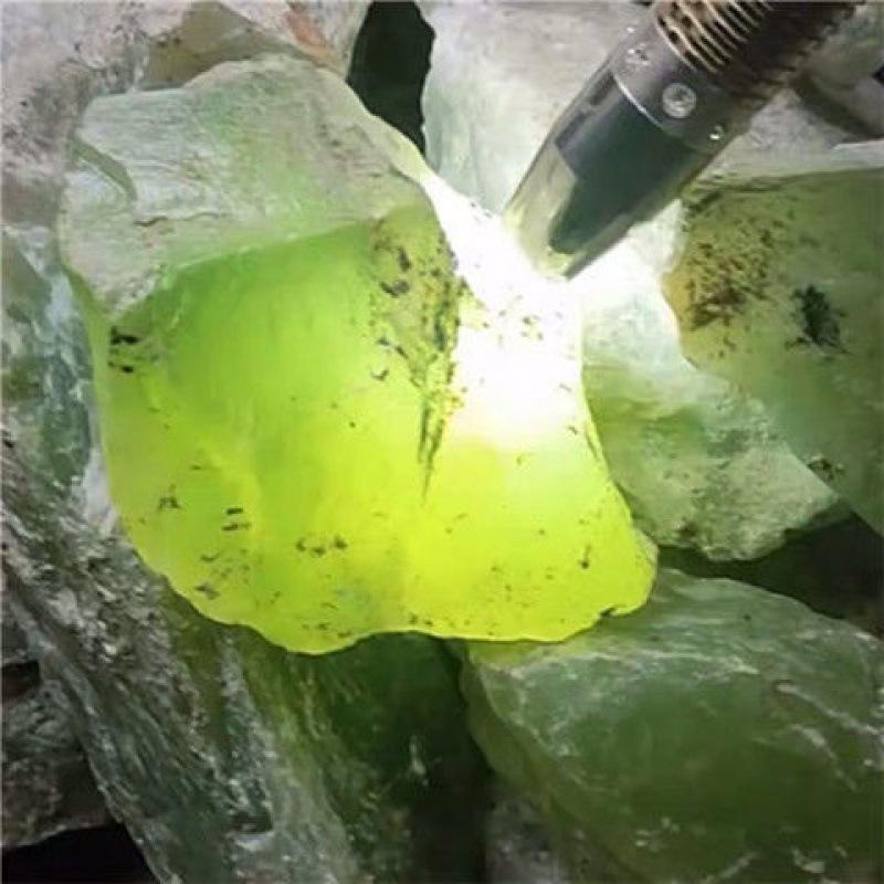 

Вовняний Нефрит Сировинний Матеріал з Різьбленим Краєм - Включає Один Катті Сировинного Матеріалу Нефриту Сюю.