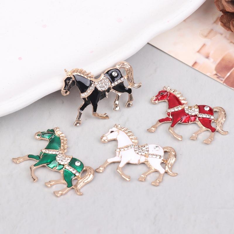 Classic Rhinestone Horse Brooches For Women Versatile Animal Lapel Pins Clothing Corsage Jewelry Accessories New Year Gifts