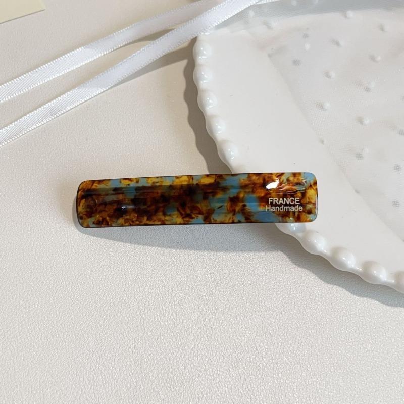 Acetic Acid Large-sized Hairpin with A Single-slot Design, Top-mounted, Featuring An Elegant Spring Clip Hairpin.
