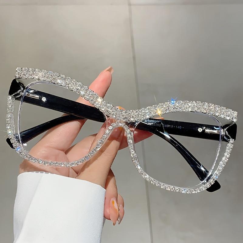 Un Paio di Occhiali da Donna Eleganti a Forma di Occhio di Gatto Adornati di Strass