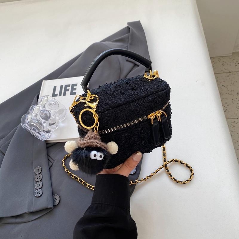 

Popular niche design shoulder bag 2025 new fashion messenger bag autumn and winter trend commuter small square bag Small without pendant