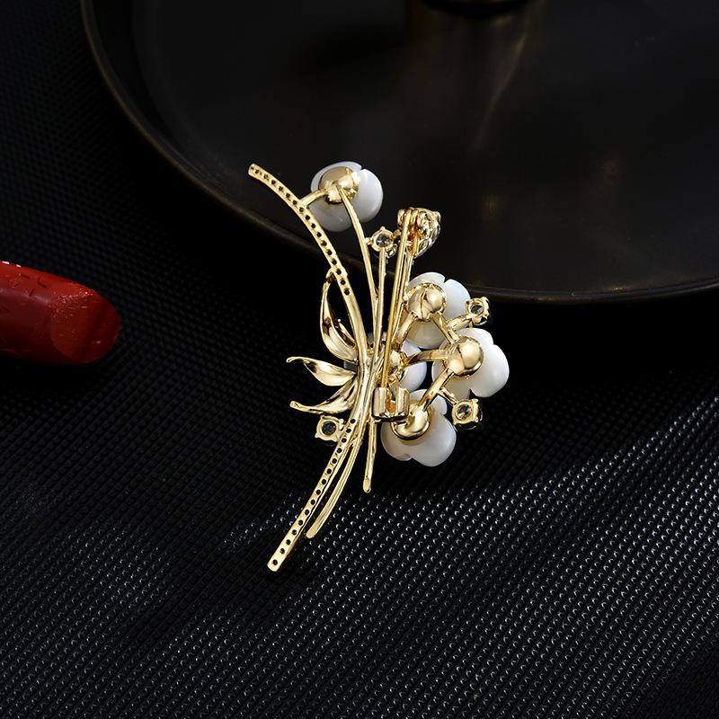 Broșă cu flori emailate la modă nouă pentru femei, cataramă pentru eșarfă de mătase high-end de nișă, corsaj pentru îmbrăcăminte pentru costum antiușor