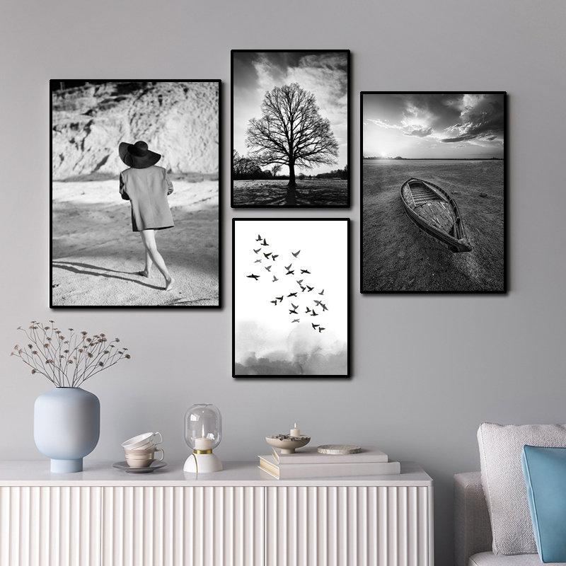 Träbro Landskap Flicka Fåglar Svart Vit Konstaffisch Träd Skog Surf Natur Bildtryck Skandinavisk väggdekor HD0134