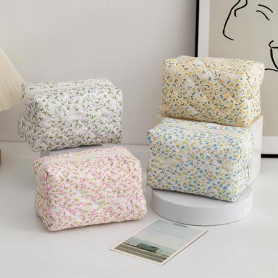 Storage Organizer Floral Puffy Quilted Makeup Bag Flower Printed Cosmetic Pouch Large Travel Cosmetic Bag Makeup Accessory