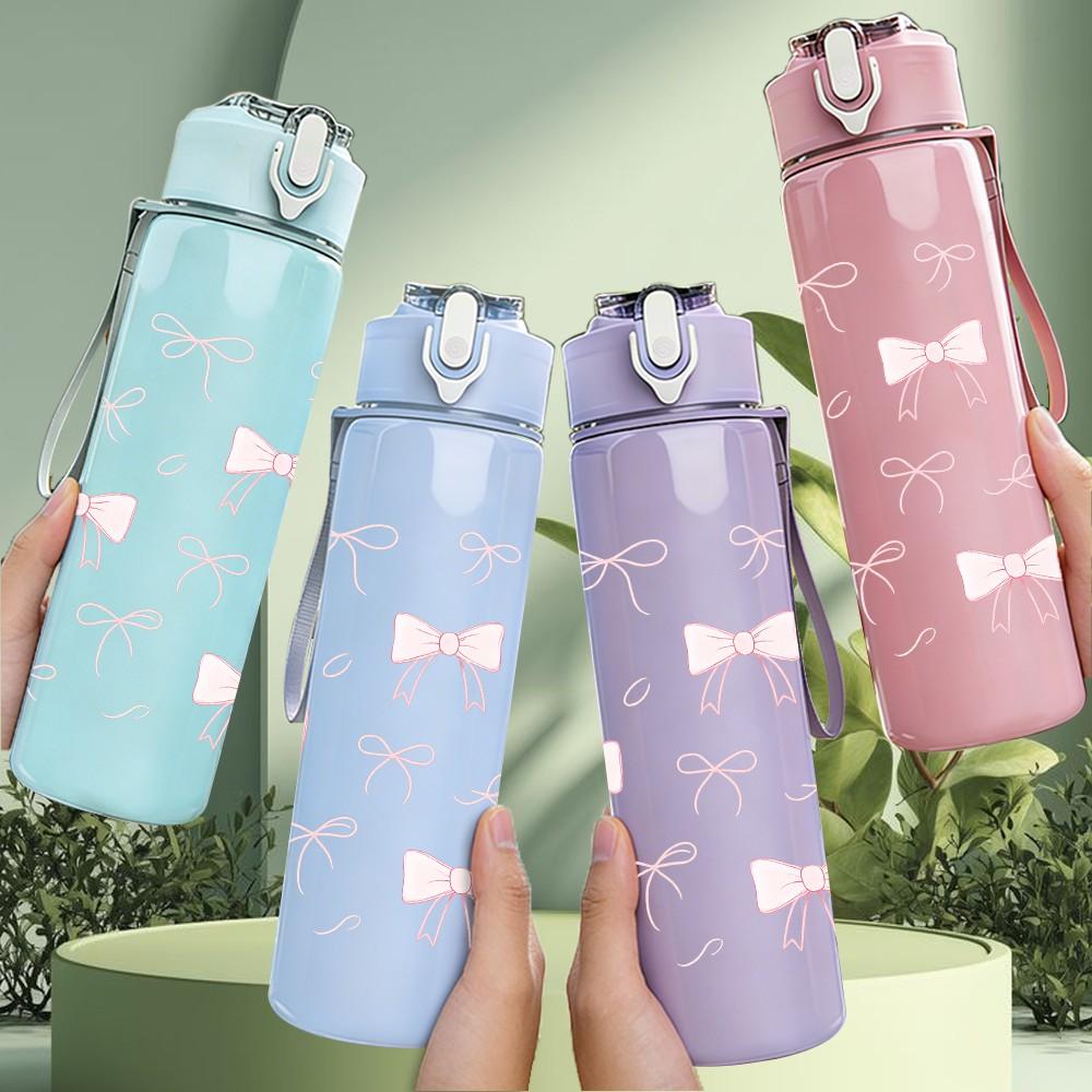 1PC Soft Pink Bow Repeat Pattern 750ml Color Plastic Sports Water Bottle Leakproof Flip Straw Lid Suitable for Sports Office Home Use