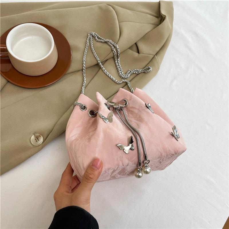 Niche design pleated strap butterfly shoulder messenger bag autumn new high-end versatile chain bucket bag