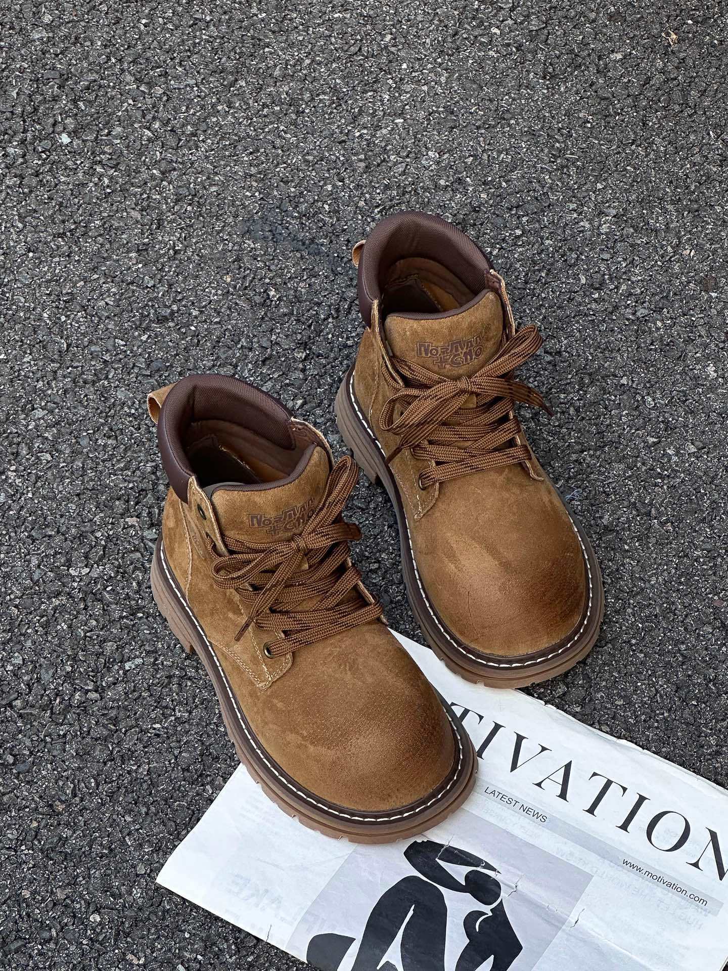 

2025 new autumn platform Martin boots women s European station British retro versatile height-increasing casual short boots tooling boots 35