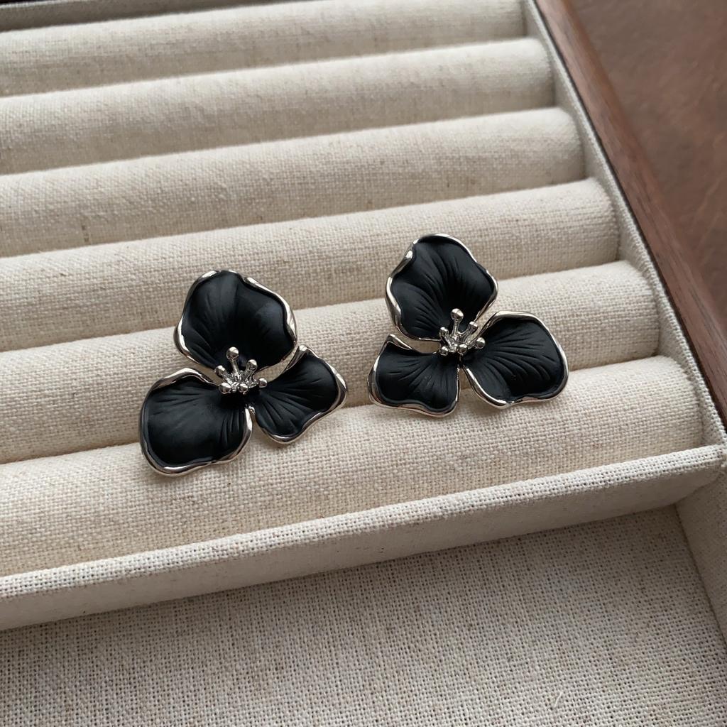 Retro style three-dimensional five-petal flower stud earrings enamel art high-end elegant earrings romantic exquisite earrings