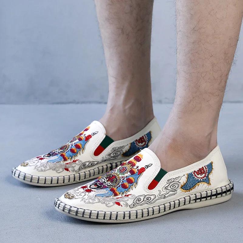 Classic Embroidered Casual Men's Flats Fashion Slip on Men Canvas Loafers Chinese Ethnic Couple Cloth Zapatillas De Deporte