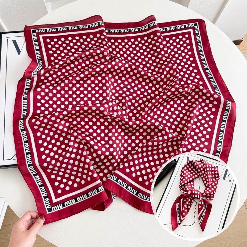 Damski jedwabny szalik w koreańskim stylu: Wszechstronny kwadratowy szalik z kamelią na wiosnę i jesień - do noszenia na szyi, na torebce lub we włosach