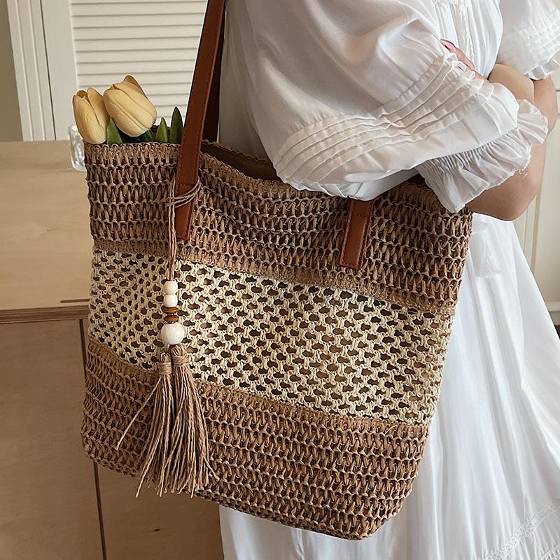 Personalized Trendy, Niche, High-end Style, Women's Single-shoulder Tote Bag with An Underarm Compartment